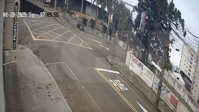 Mobi fura preferencial e tomba após colidir com BMW no Centro