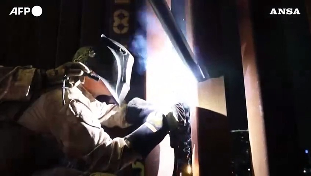 I Marines installano il filo spinato sul muro al confine con il Messico