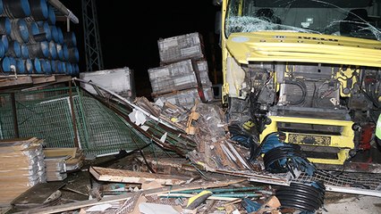 Çekicinin iş yerine girme anı güvenlik kamerasında