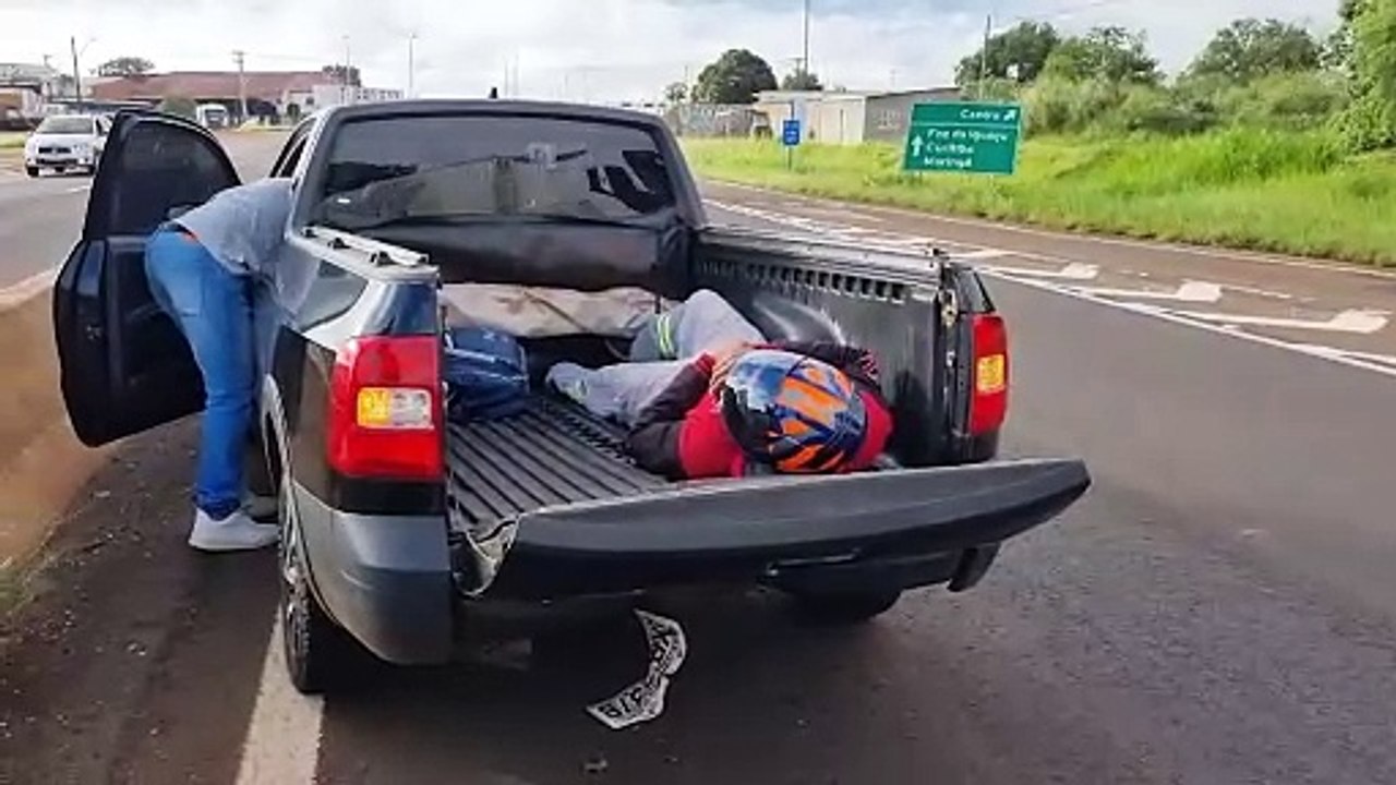 Motociclista cai dentro de caçamba de Saveiro após acidente de trânsito na PRc-467, em Cascavel