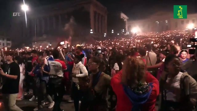 Miles de jóvenes marchan en La Habana con antorchas en tributo a José Martí
