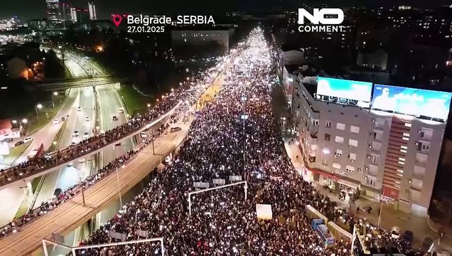 Studenti universitari serbi occupano le strade di Belgrado contro il crollo della tettoia della stazione di Novi Sad