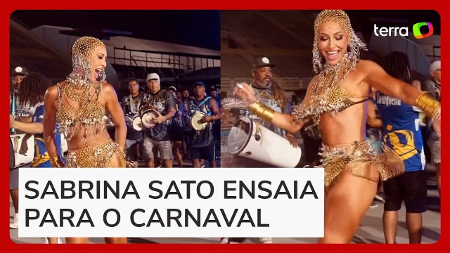 Com look de correntes, Sabrina Sato participa de ensaio da Unidos de Vila Isabel