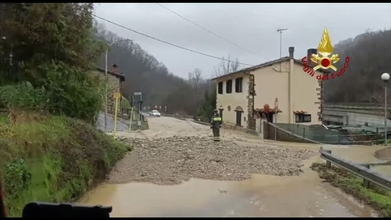 Forte temporale si abbatte su Firenze, allagamenti e auto bloccate