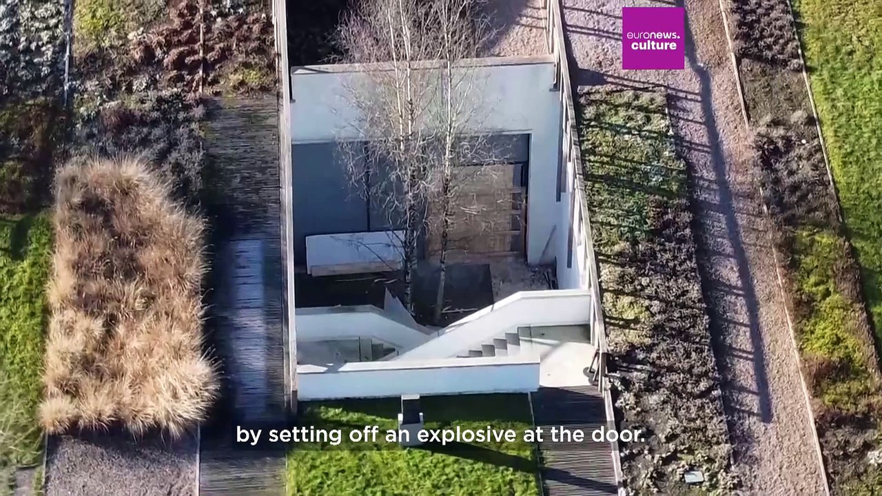 CCTV footage shows thieves using explosives to steal golden helmet from Dutch museum