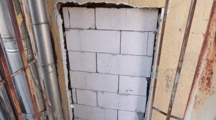 İstanbul'da akılalmaz görüntü: Bakırköy’de yangın merdiveninin çıkışı tuğlalarla örüldü