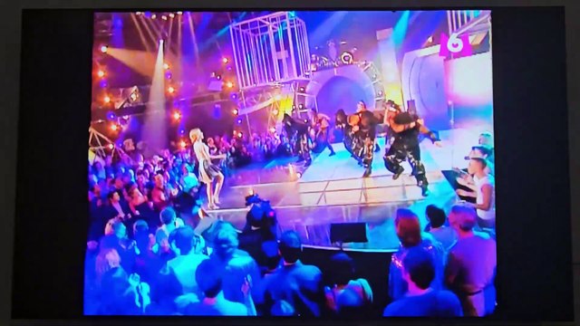 KYLIE MINOGUE - Red Blooded Woman (Follement Gay 2004)