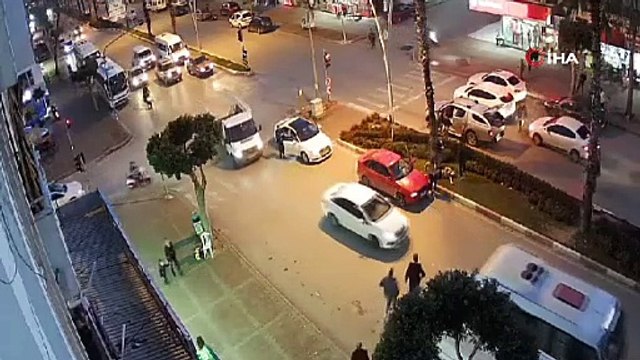 Yola çıkan yayaya otomobil çarptı, metrelerce havaya savruldu!