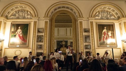 Orquestra paraguaia transforma lixo em música