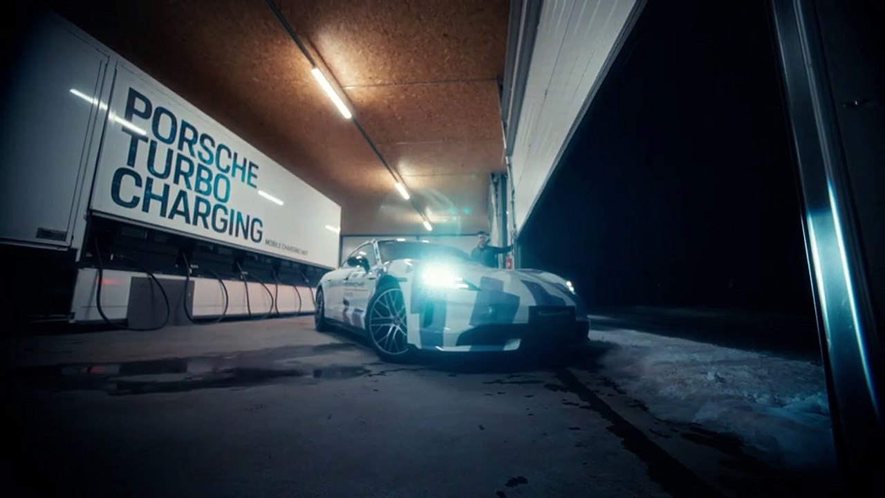 Porsche Taycan faz drift de 17 km na neve