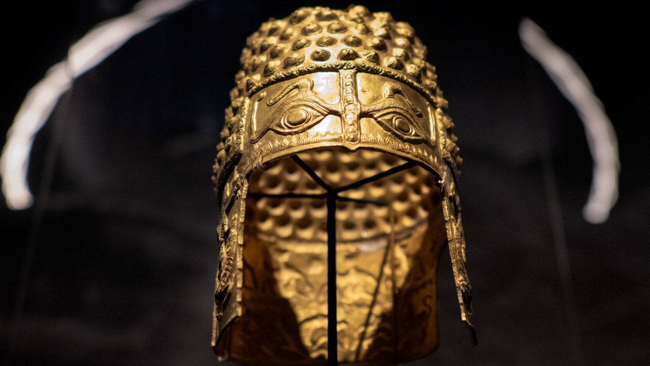Casque et bracelets en or volés dans un musée d...