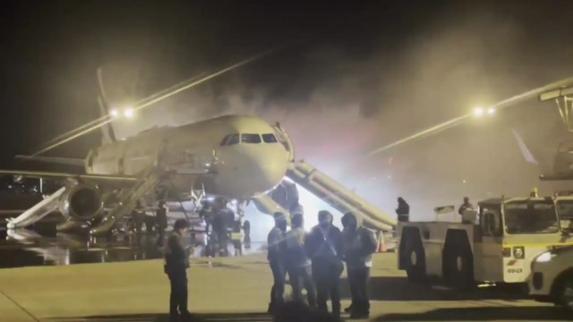 [속보] 김해공항 에어부산 항공기 화재...진화작업 진행 중 / YTN