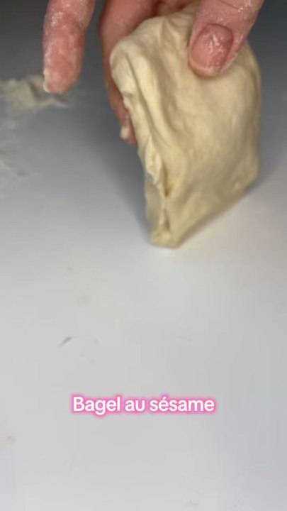 Façonnage d’un bagel aux graines de sésames #levain #sourdough #bagel
