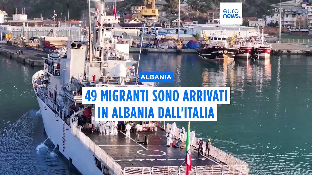 Albania, la nave Cassiopea con a bordo 49 migranti arriva al porto di Shengjin