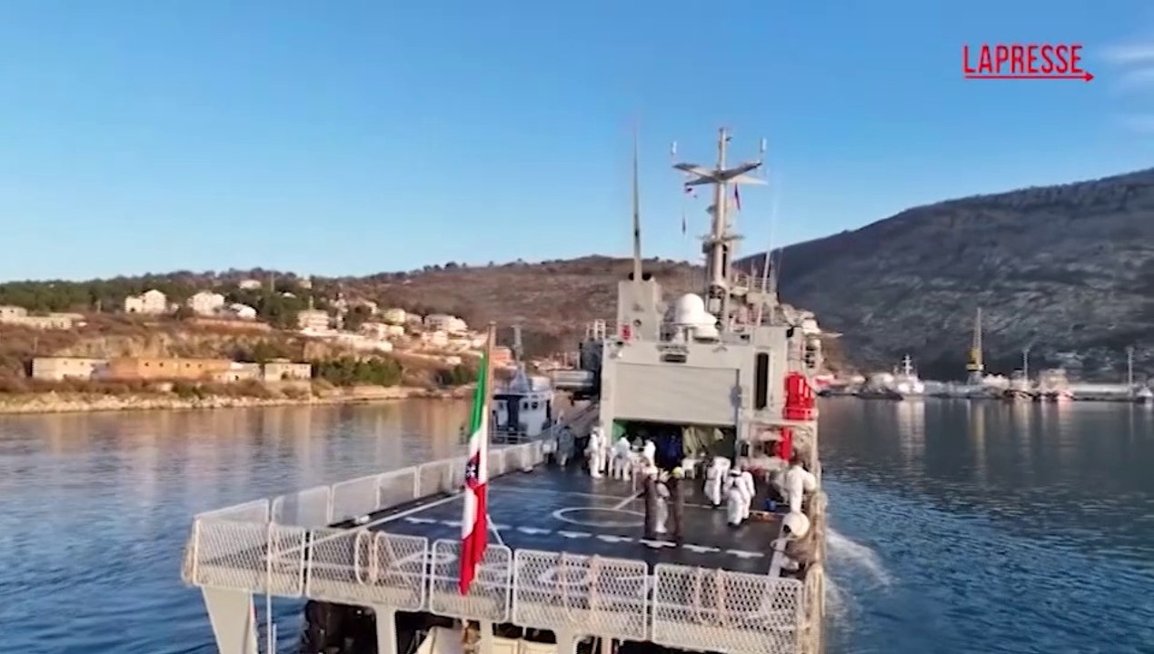 Migranti, arrivata in Albania nave Cassiopea con 49 persone a bordo