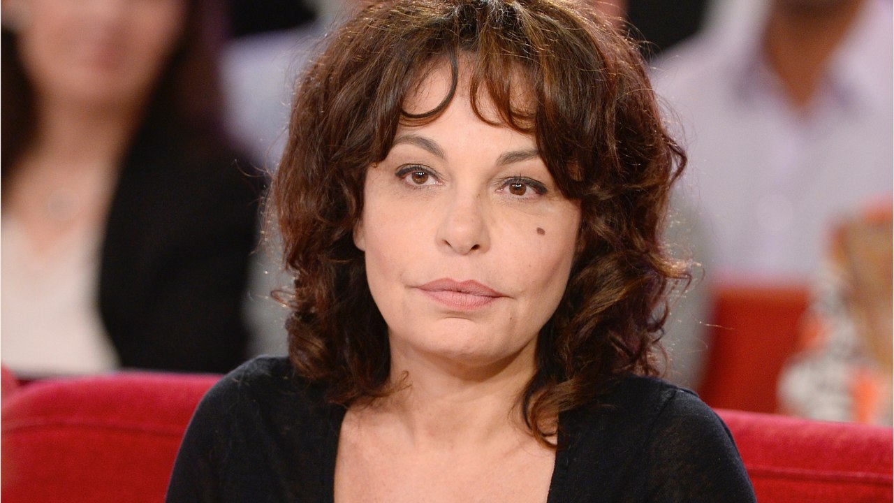 GALA VIDEO - Isabelle Mergault victime d’une chute aux Grosses Têtes : “ J’espère que vous êtes bien assuré !”