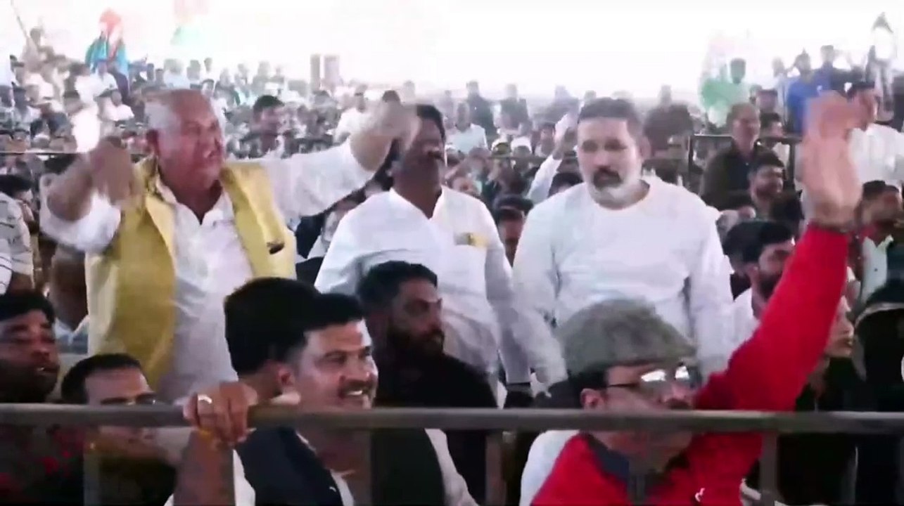 ये जो मीडिया के लोग कैमरा लिए घूम रहे हैं- ये आपके नहीं हैं, ये अडानी-अंबानी का मीडिया है।