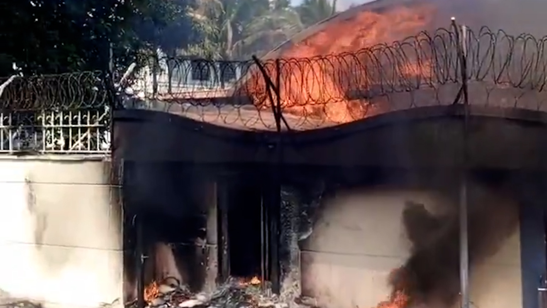 En RDC, les images de l'ambassade de France incendiée à Kinshasa