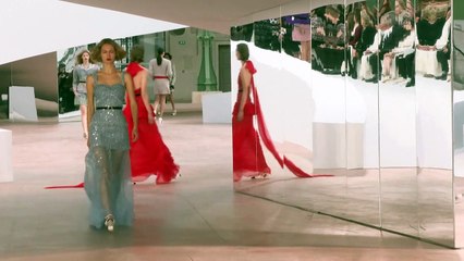 Haute couture: Chanel tout en légèreté et en couleurs
