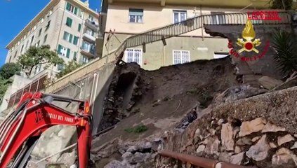 Genova, crolla muraglione a Lagaccio: due famiglie evacuate