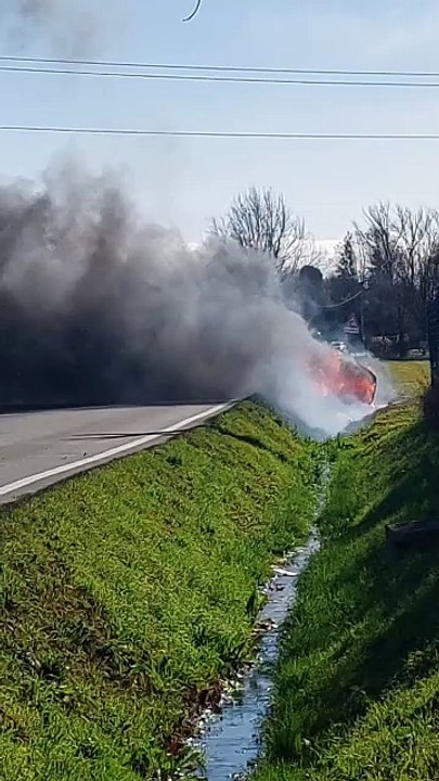 Castelnuovo, scontro auto-furgone: autista salvato dalle fiamme