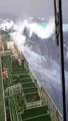 Un navire en pleine tempête