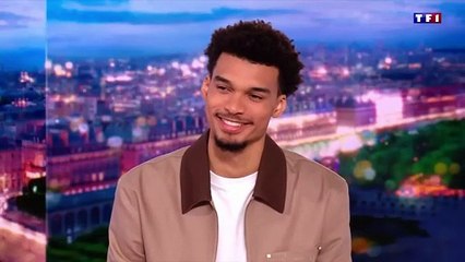 Gilles Bouleau serre la main de Victor Wembanyama au JT de TF1