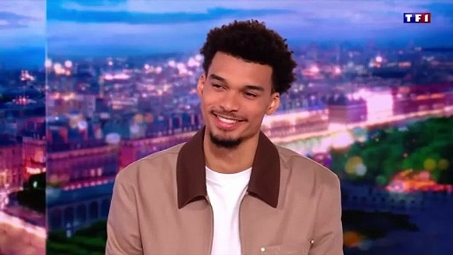 Gilles Bouleau serre la main de Victor Wembanyama au JT de TF1