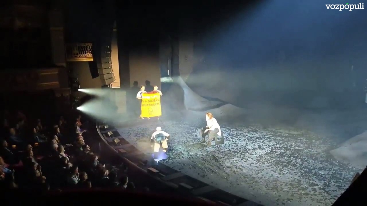 Dos activistas climáticos interrumpen una obra de teatro en Londres