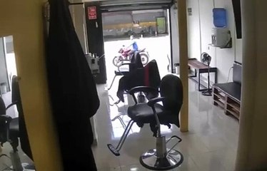 Hombre atenta contra barbero