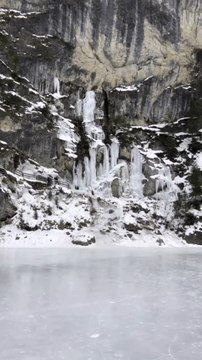 AMBIANCE GLACÉ sous les falaises du Lac de Braies