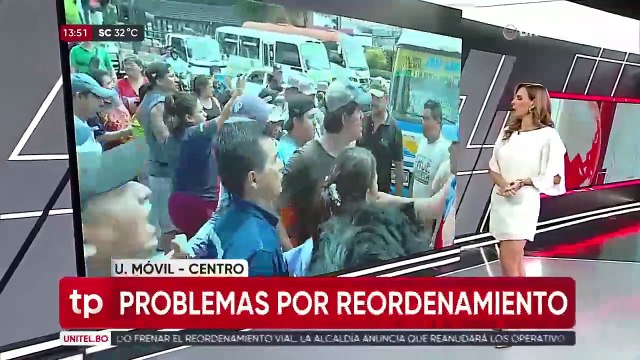 Vecinos y comerciantes se resisten al reordenamiento y tras gresca, Alcaldía logra el paso de micros en la calle Florida