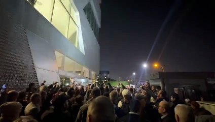 3 gazeteciye ‘bilirkişi’ gözaltısı… Yurttaşlar Halk TV’nin önünde toplandı!
