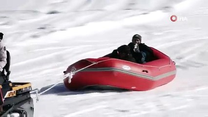 Kış mevsiminde kar üzerinde rafting keyfi