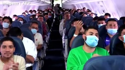 Colombianos deportados dos EUA após conflito com Trump chegam a Bogotá