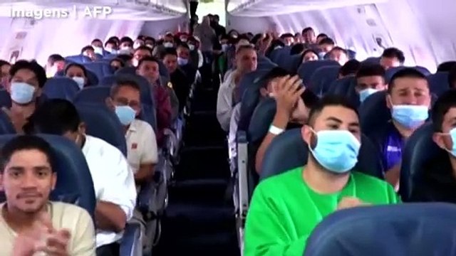 Colombianos deportados dos EUA após conflito com Trump chegam a Bogotá