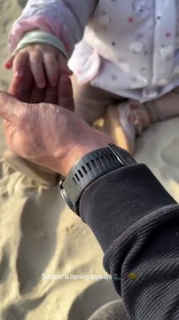 Γιώργος Αγγελόπουλος: Το υπέροχο βίντεο με την κόρη του από την παραλία – Γεμίζει άμμο το χεράκι της