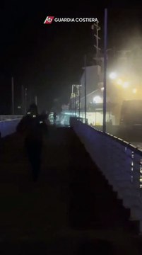 Nave si schianta contro il pontile di Marina di Massa, il video della Guardia Costiera