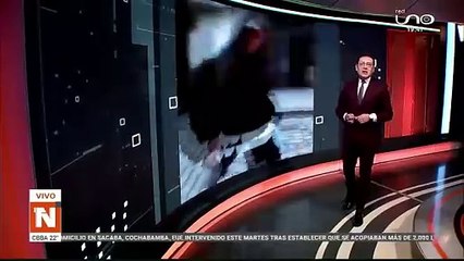 sujeto acosa a una mujer