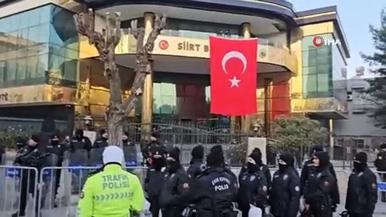 Siirt Belediyesi binasına kayyum kararı sonrası Türk bayrağı asıldı