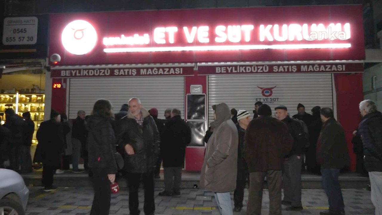 Saat 05.00'te karanlıkta et kuyruğunda bekleyen vatandaşlar: Emeklinin hali bu
