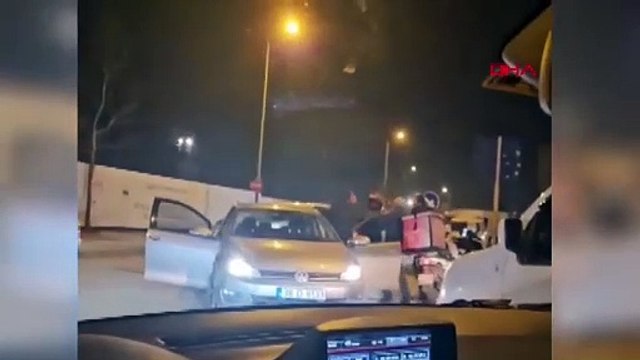 Trafik magandaları yine iş başında... Yol verme kavgasında yolu ringe çevirdiler!