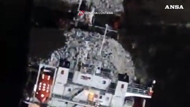 Maltempo in Toscana, cargo contro un pontile a Marina di Massa