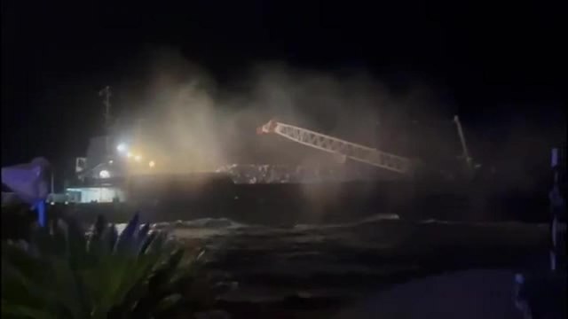La nave cargo si schianta contro il pontile a Marina di Massa: il video di chi ha visto l'incidente