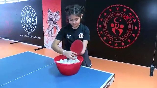Doğuştan bir eli yok ama o masa tenisinde başarıdan başarıya koşuyor!