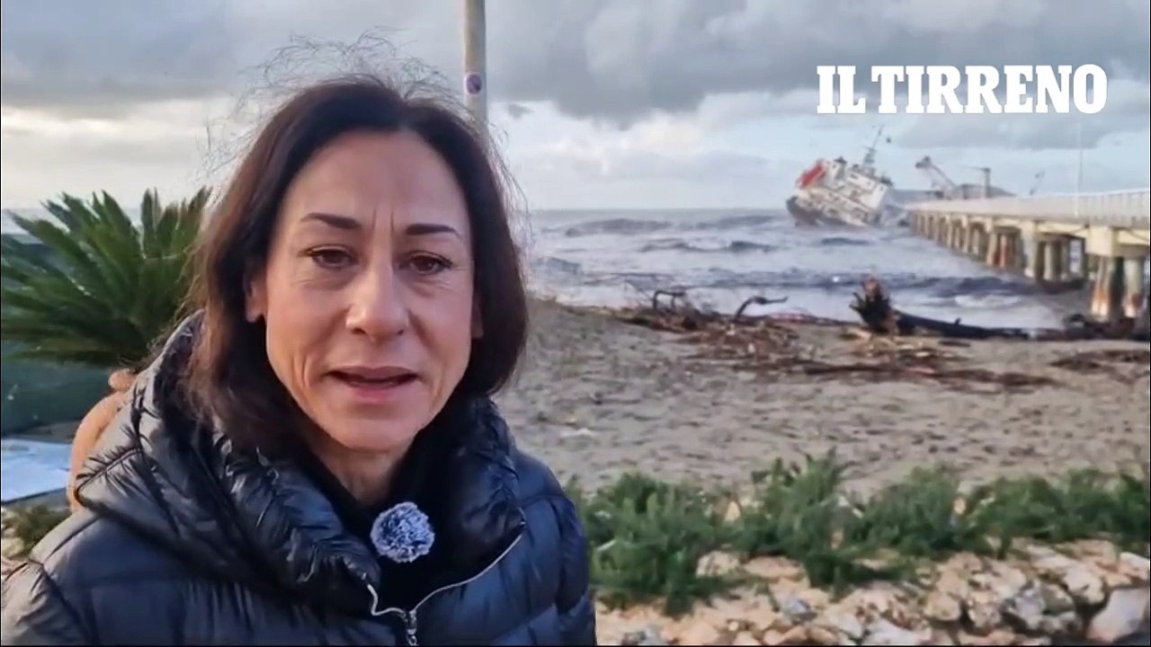 Nave incagliata a Marina di Massa: l'incidente e il pericolo inquinamento, il punto della nostra giornalista