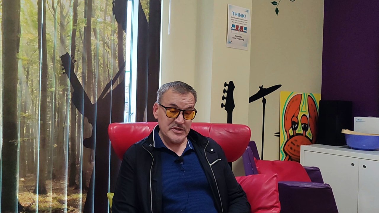 Dan Evans ringing the end of treatment bell