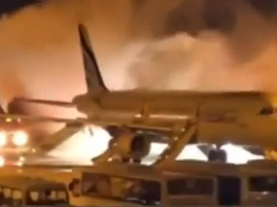 Billigflieger geht in Flammen auf - 176 Menschen gerettet