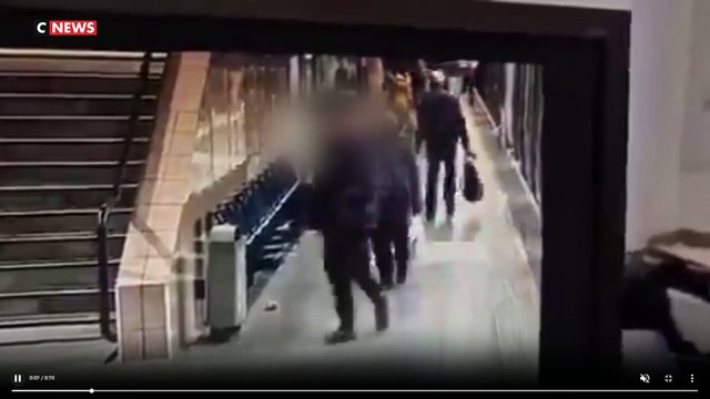 Les images terrifiantes d’un homme poignardé en peine nuque dans le métro à Lyon - L’agresseur activement recherché par les forces de l’ordre - Une enquête ouverte - VIDEO