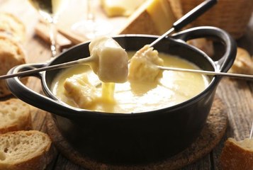 Voici la vraie recette de la fondue savoyarde et elle va vous faire oublier la raclette et la tartiflette
